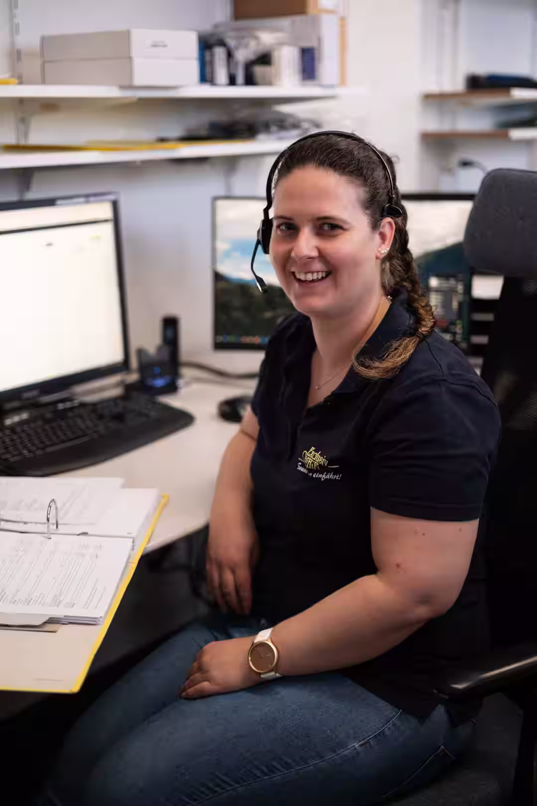 Büro Mitarbeiterin von Exclusiv Car-HiFi mit Headset an Schreibtisch