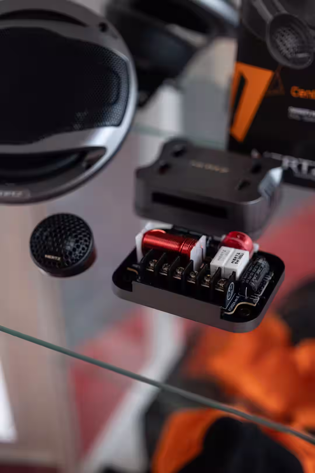 Frequenzweiche für Car-HiFi-Lautsprecher in Vitrine