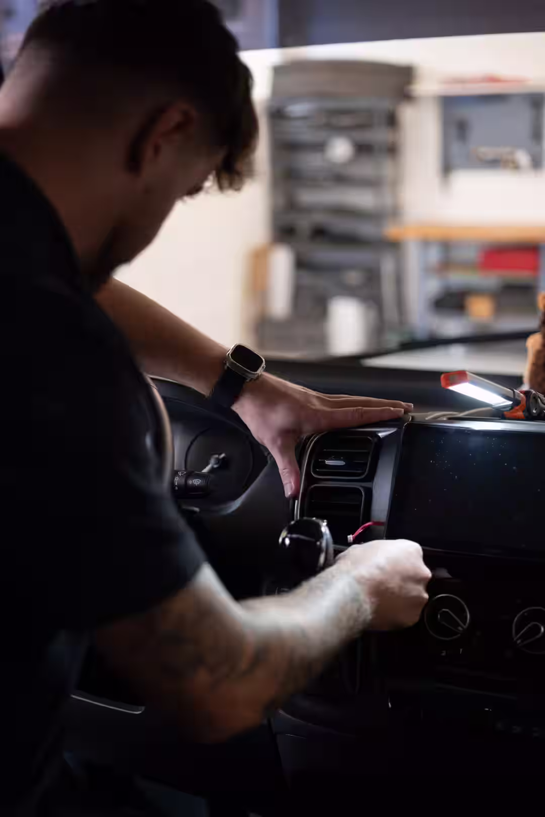 Installateur montiert ein Autoradio in einem Wohnmobil