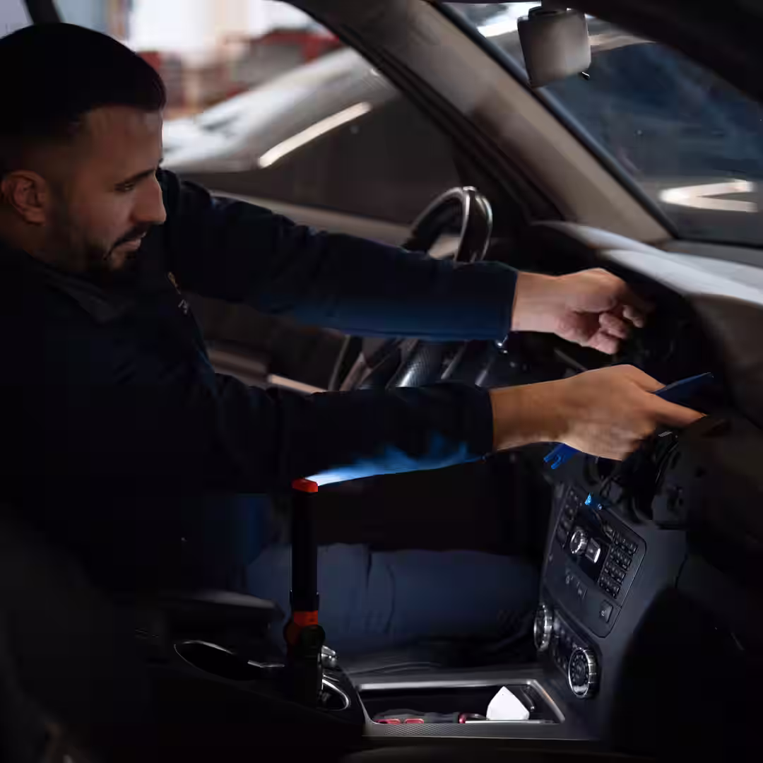 Car-HiFi Installateur baut Autoradio aus Mercedes aus