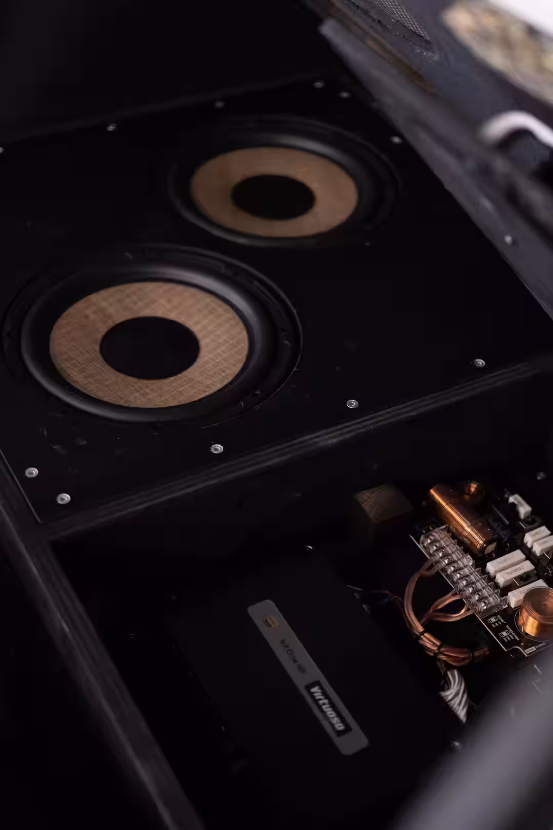 Suwoofereinbau unter dem Kofferaumboden in einem SUV