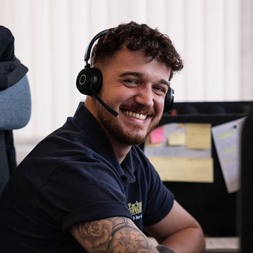 Portrait von Adrijan Gashi am Telefon: Verkaufsberater, Technischer Support, Werkstatt, Kundendienst